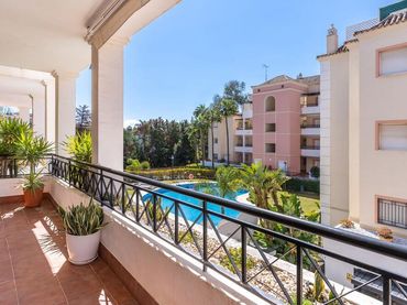 Apartment mit Pool zum Verkauf in Nueva Andalucía