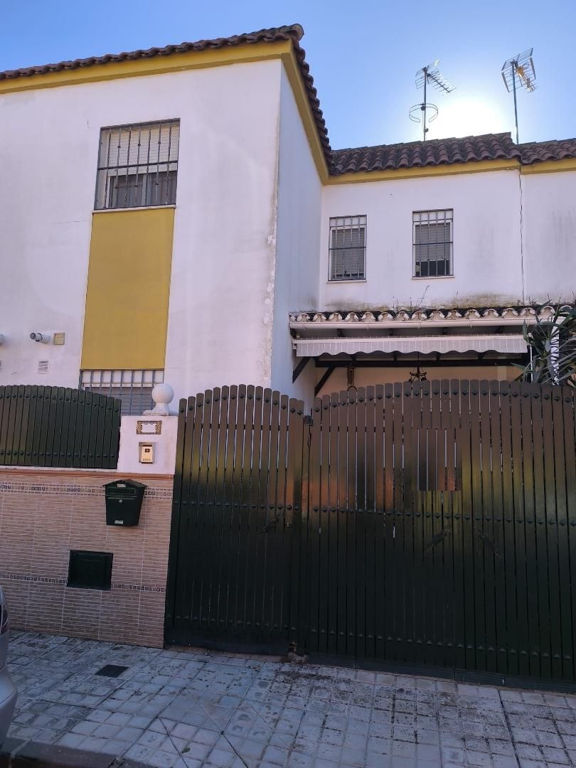 Vista exterior de Casa adosada en venda en Guillena