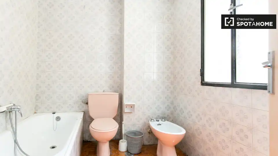 Baño de Piso de alquiler en Granada con Aire acondicionado, Calefacción y Amueblado