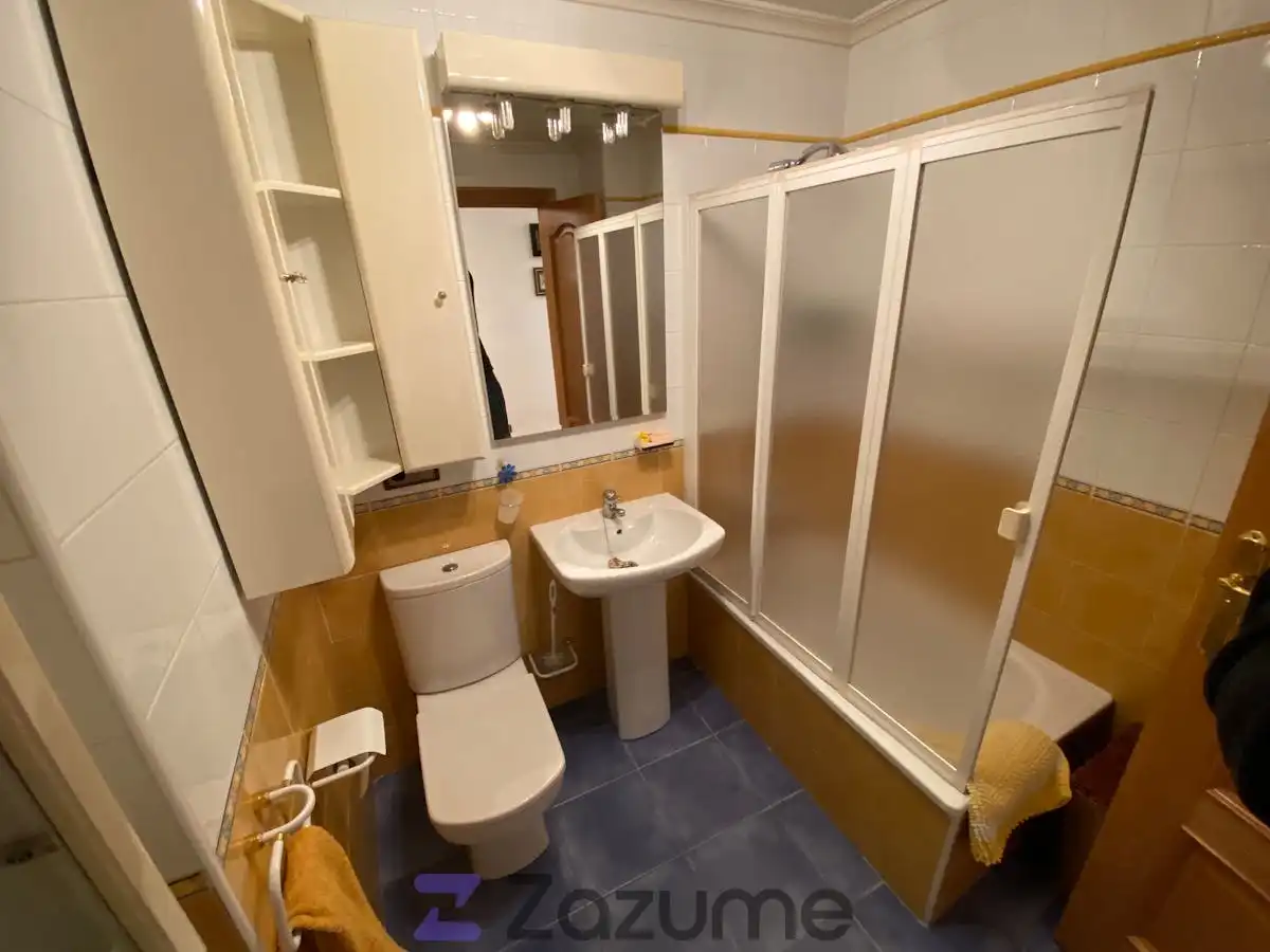 Bathroom of Flat for rent in Salamanca  with Heating, Parquet flooring and Furnished