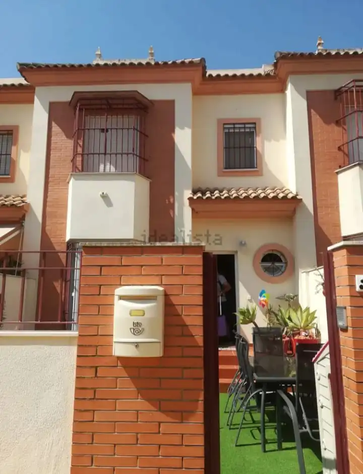 Exterior view of Detached homes for rent in Dos Hermanas  with Air Conditioner and Pets allowed