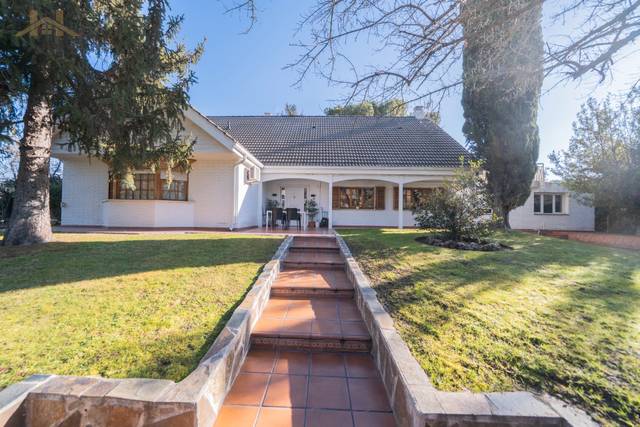 Casa-chalet en Venta en Calle Olmos en Monteclaro