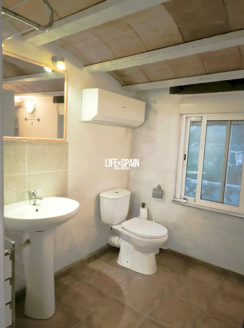 Badezimmer von Country house zum Verkauf in Rasquera mit Klimaanlage, Privatgarten und Terrasse
