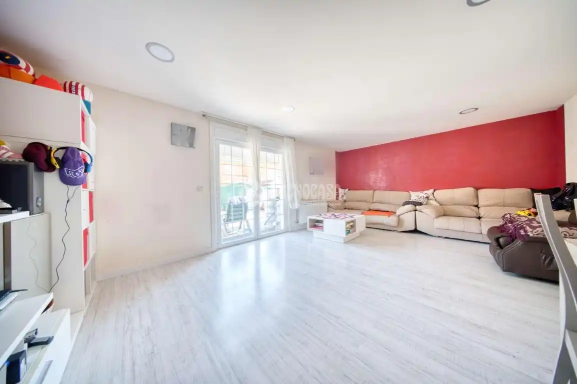 Sala de estar de Casa adosada en venta en Aldeamayor de San Martín con Calefacción y Jardín privado