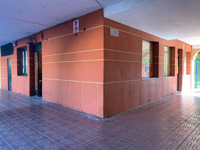 Local comercial en Alquiler en Plaza los Pinos en Los Pinos - El Pilar