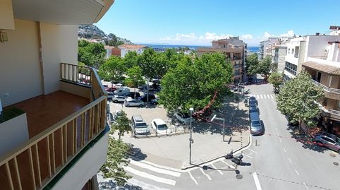 VUES PANORAMIQUES SUR LA MER DU GOLFE DE ROSES, GRANDE TERRASSE. APPARTEMENT DE 100 M² AU CENTRE DE ROSES AVEC PARKING. 360.000 €