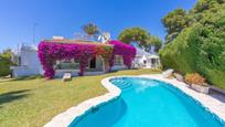 Jardí de Casa o xalet en venda en Marbella amb Aire condicionat, Terrassa i Piscina