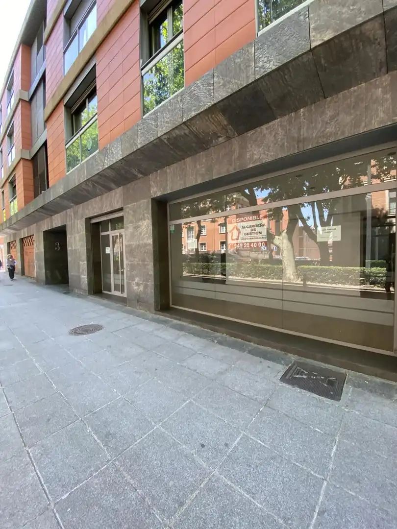 Vista exterior de Local de alquiler en Guadalajara con Aire acondicionado