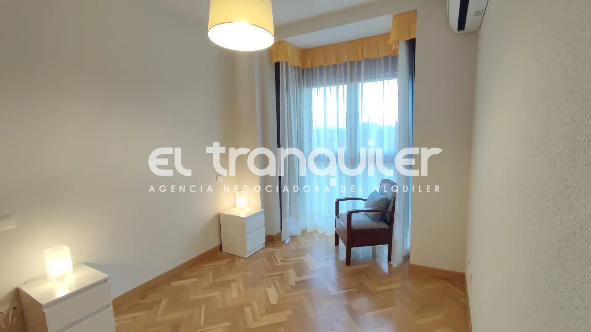Sala d'estar de Pis de lloguer en Madrid amb Aire condicionat, Parquet i Piscina