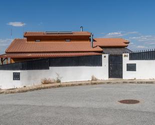 Vista exterior de Casa o xalet en venda en Churriana de la Vega amb Aire condicionat, Terrassa i Piscina