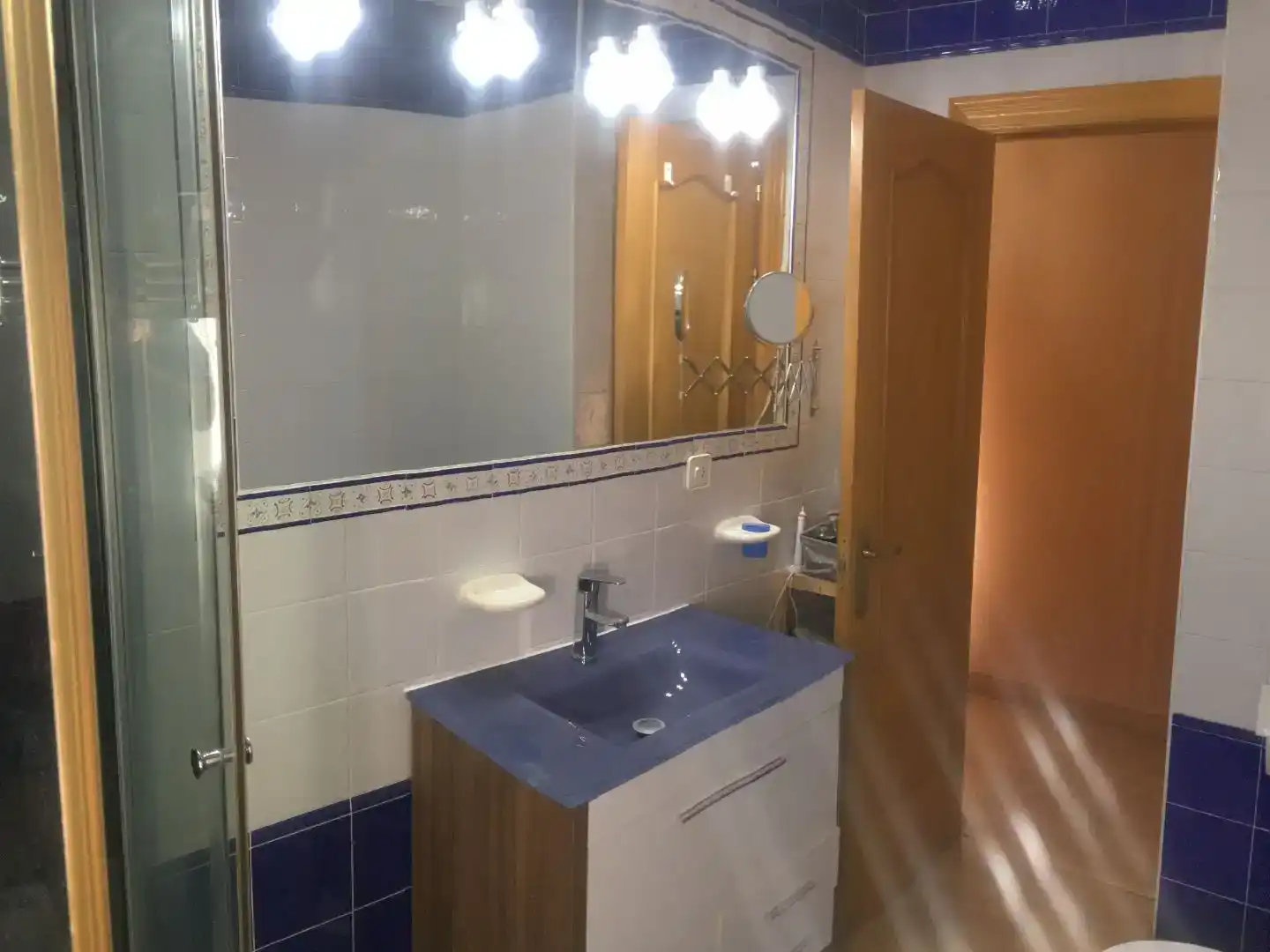 Badezimmer von Wohnung zum Verkauf in Cobisa mit Klimaanlage, Privatgarten und Parkett