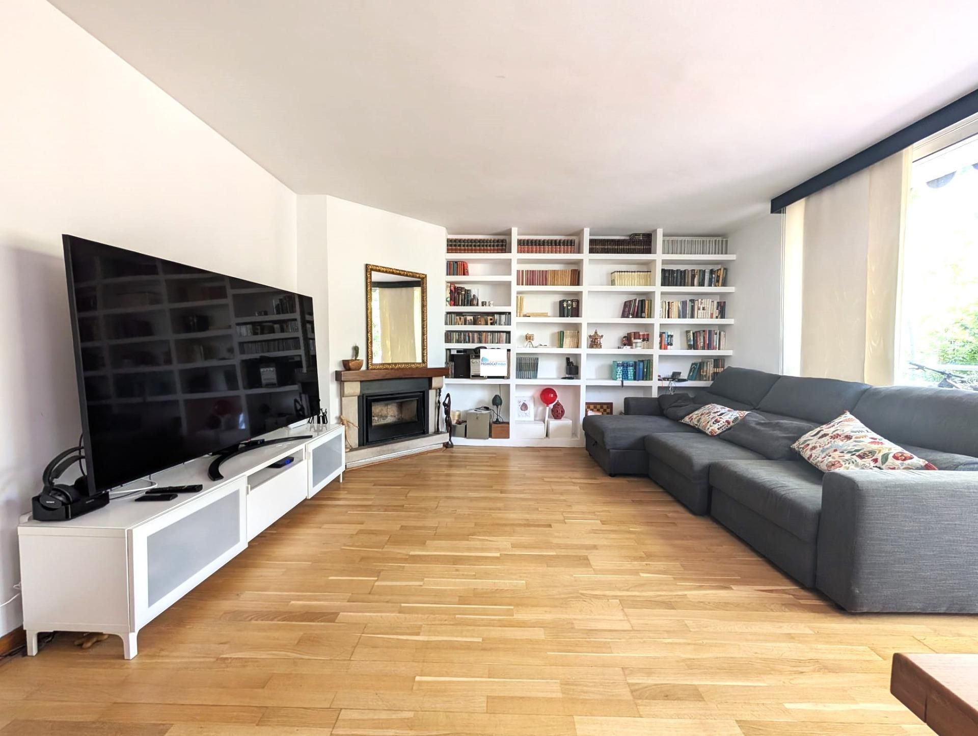 Sala d'estar de Casa o xalet en venda en Molins de Rei amb Aire condicionat, Calefacció i Parquet