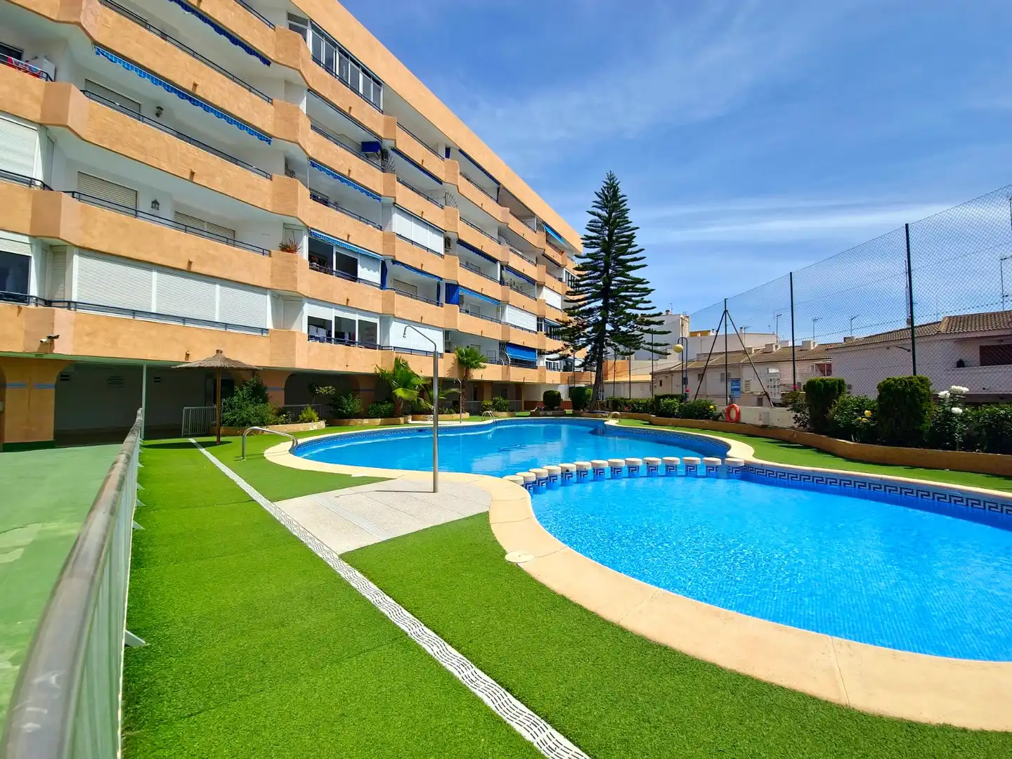 Piscina de Pis de lloguer en Torrevieja amb Aire condicionat, Calefacció i Terrassa