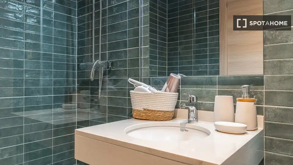 Bathroom of Flat for share in Barcelona  with Air Conditioner, Heating and Furnished