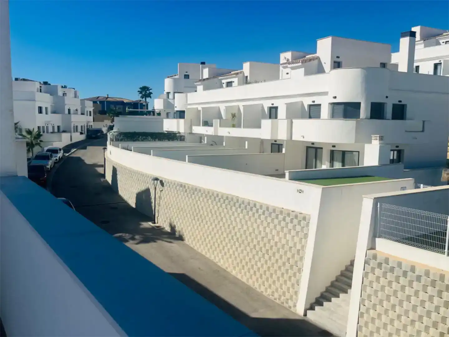 Vista exterior de Casa adosada en venda en Finestrat amb Aire condicionat, Piscina i Balcó