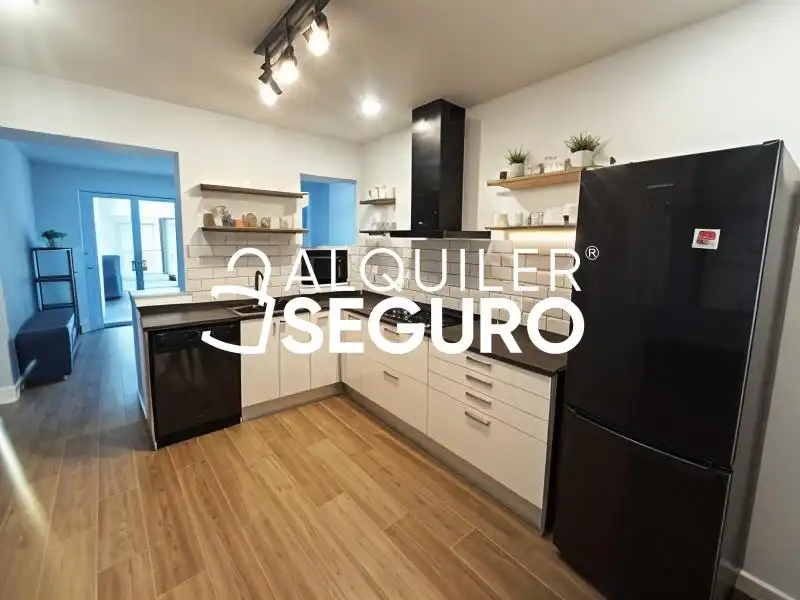 Cuina de Pis de lloguer en Madrid amb Aire condicionat, Terrassa i Moblat