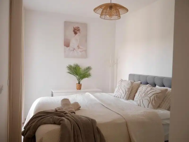 Habitación de Apartamento de alquiler en Estepona con Aire acondicionado, Terraza y Piscina