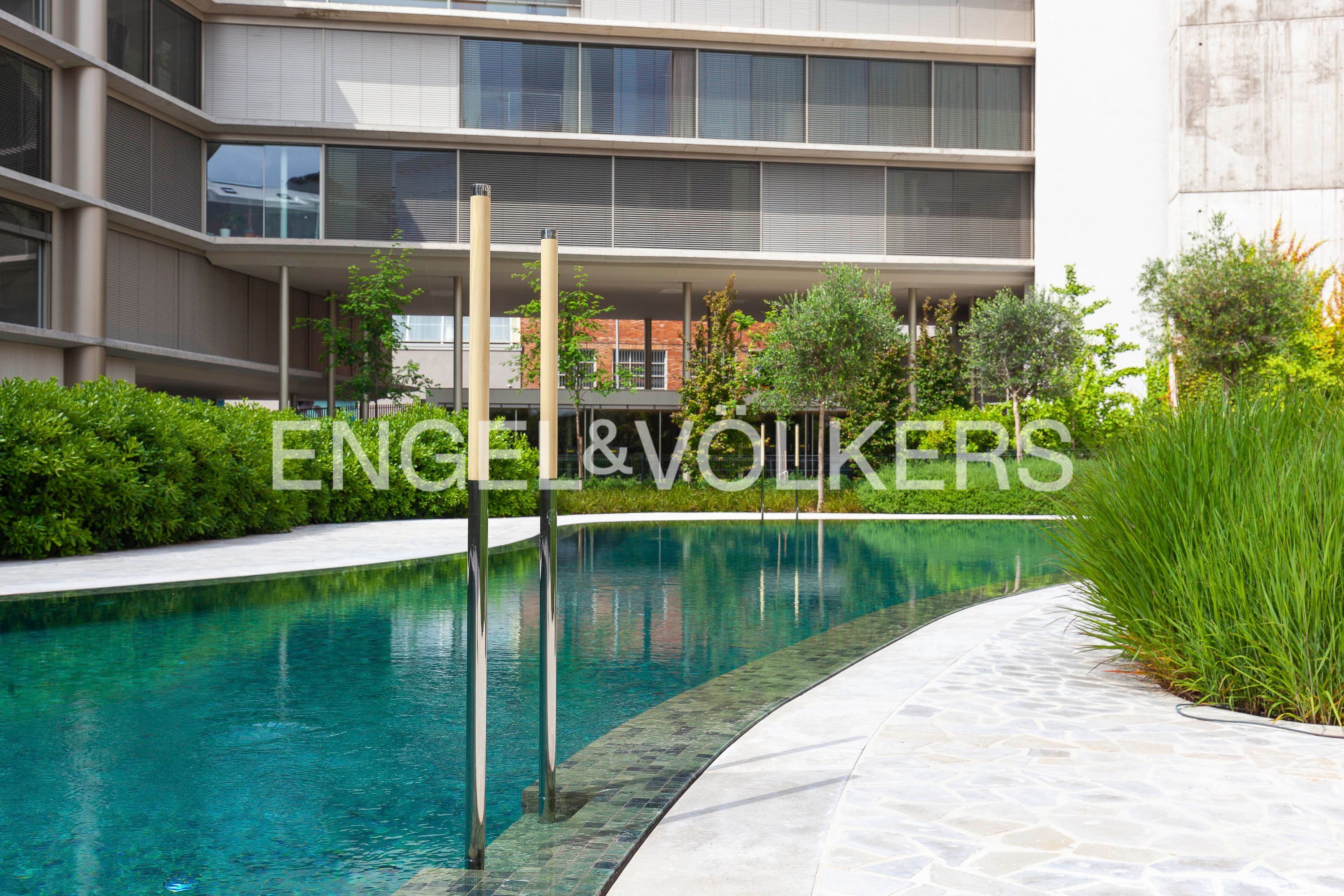 Piscina de Apartamento en venta en  Madrid Capital con Aire acondicionado, Calefacción y Jardín privado