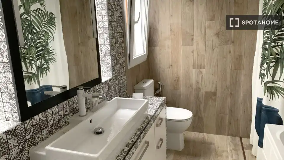 Bathroom of Flat for rent in Valencia  with Air Conditioner, Heating and Furnished