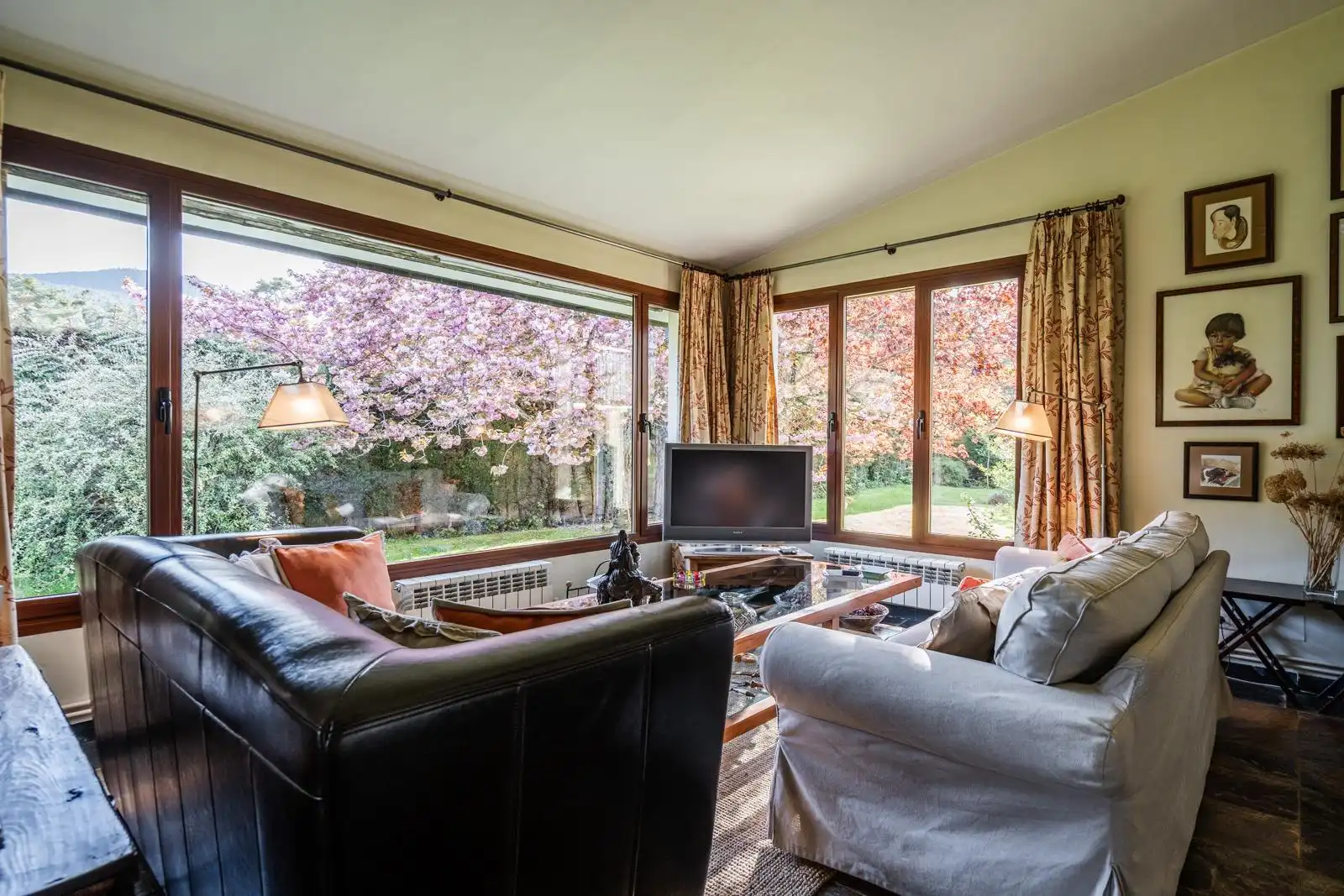 Sala de estar de Casa o chalet en venta en El Espinar con Calefacción, Jardín privado y Terraza