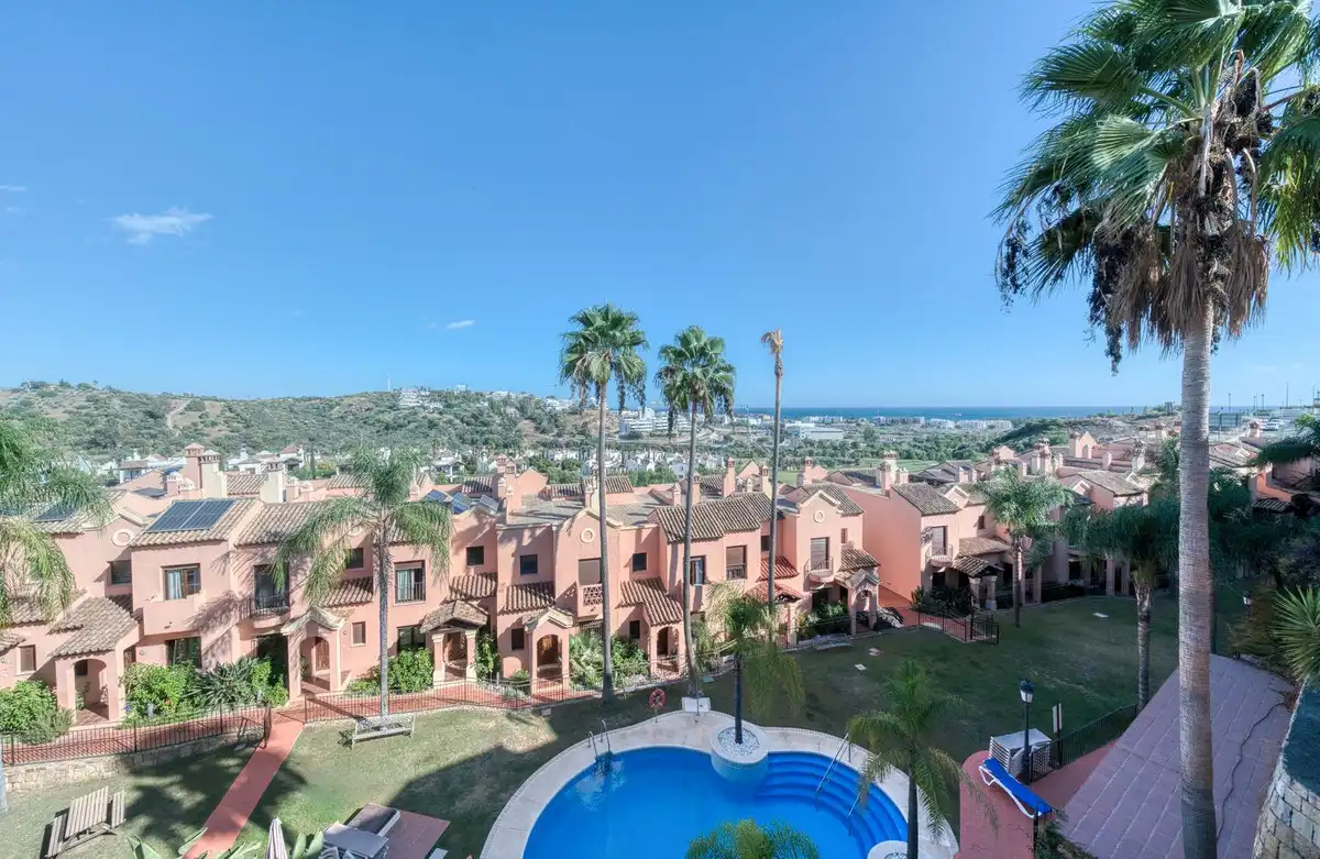 Außenansicht von Einfamilien-Reihenhaus zum Verkauf in Estepona mit Klimaanlage, Terrasse und Alarm