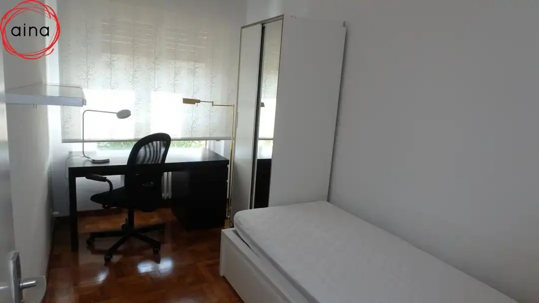 Habitación de Piso de alquiler en  Pamplona / Iruña con Calefacción, Terraza y Alarma