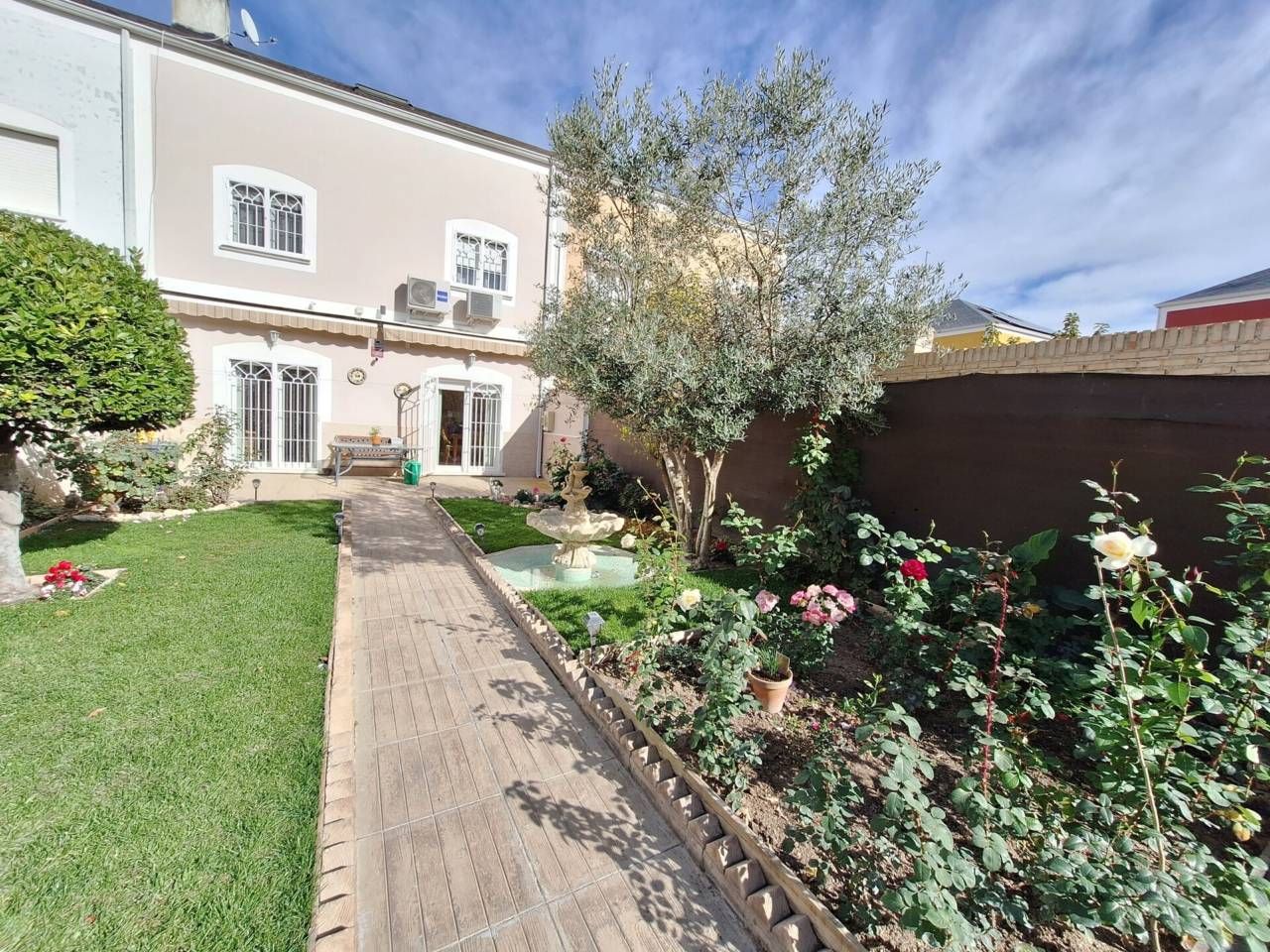 Jardí de Casa o xalet en venda en Serranillos del Valle amb Aire condicionat i Parquet