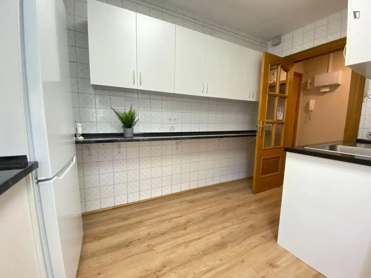 Cuina de Apartament per a compartir en Fuenlabrada amb Calefacció, Moblat i Microones