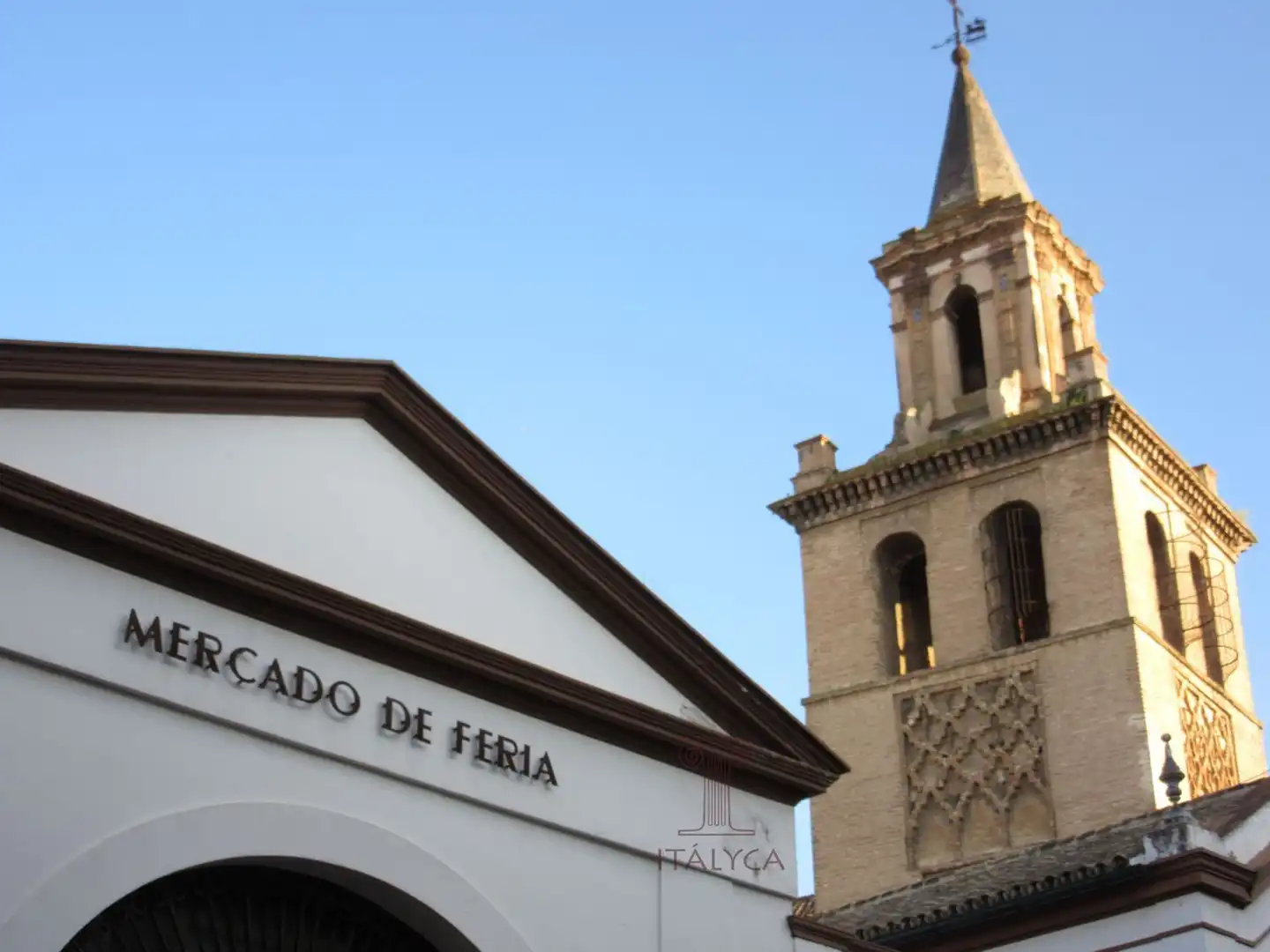 Vista exterior de Local en venda en Sevilla amb Aire condicionat