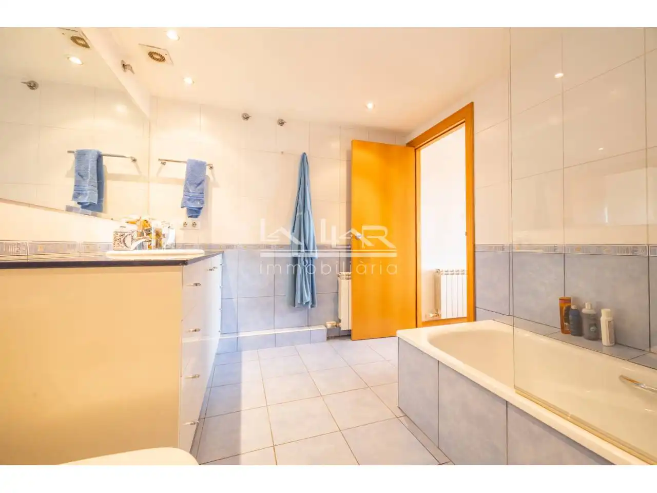 Bathroom of Flat for sale in Vic  with Air Conditioner, Heating and Parquet flooring