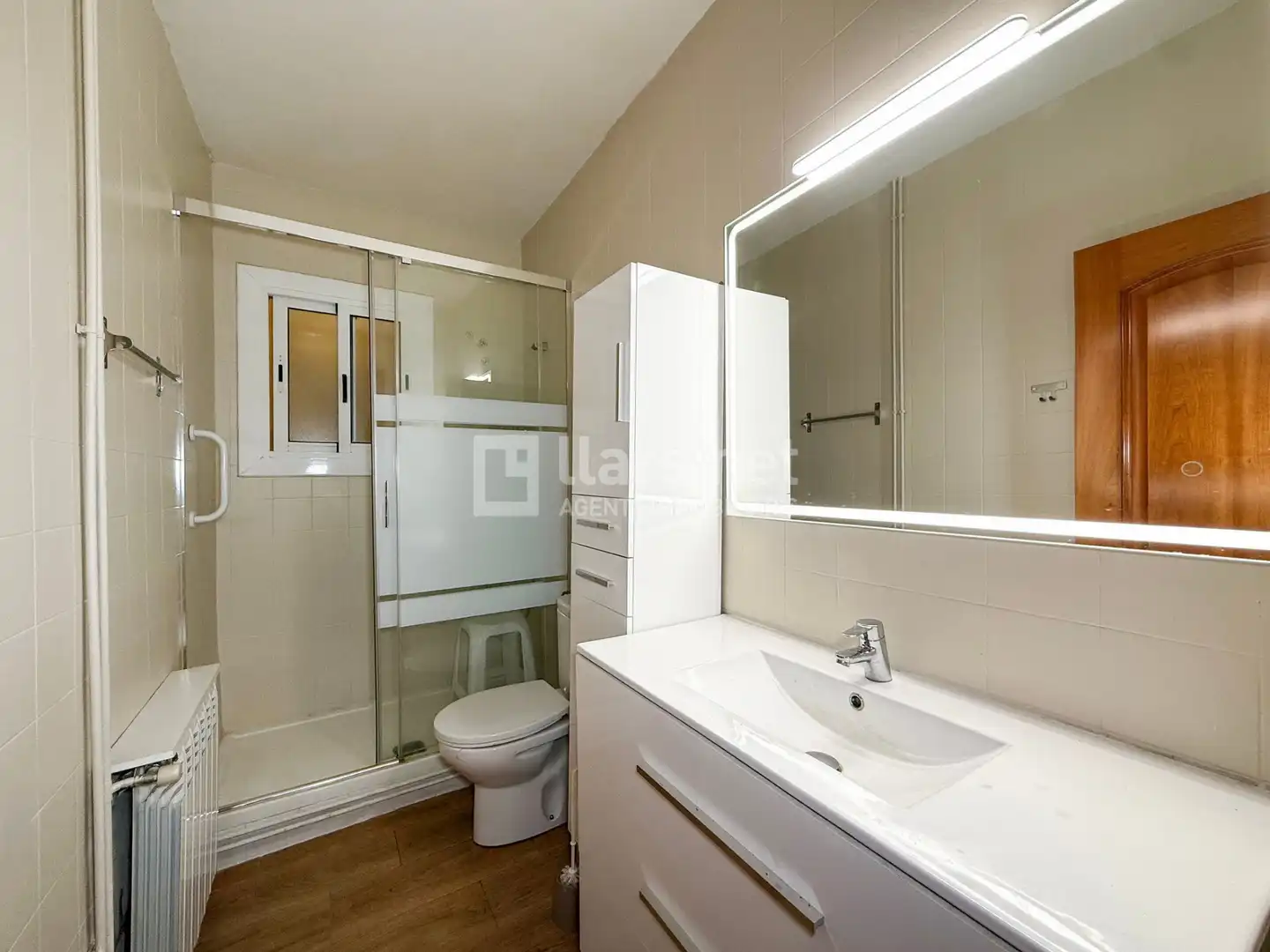 Badezimmer von Einfamilien-Reihenhaus zum Verkauf in Cubelles mit Klimaanlage, Heizung und Privatgarten