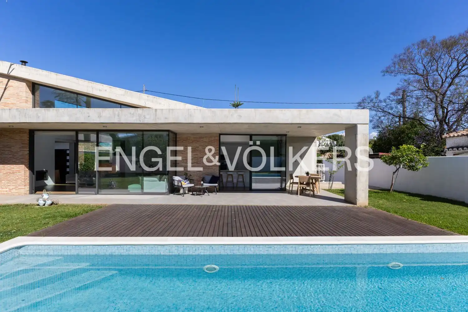 Vista exterior de Casa o xalet en venda en L'Eliana amb Aire condicionat, Calefacció i Jardí privat