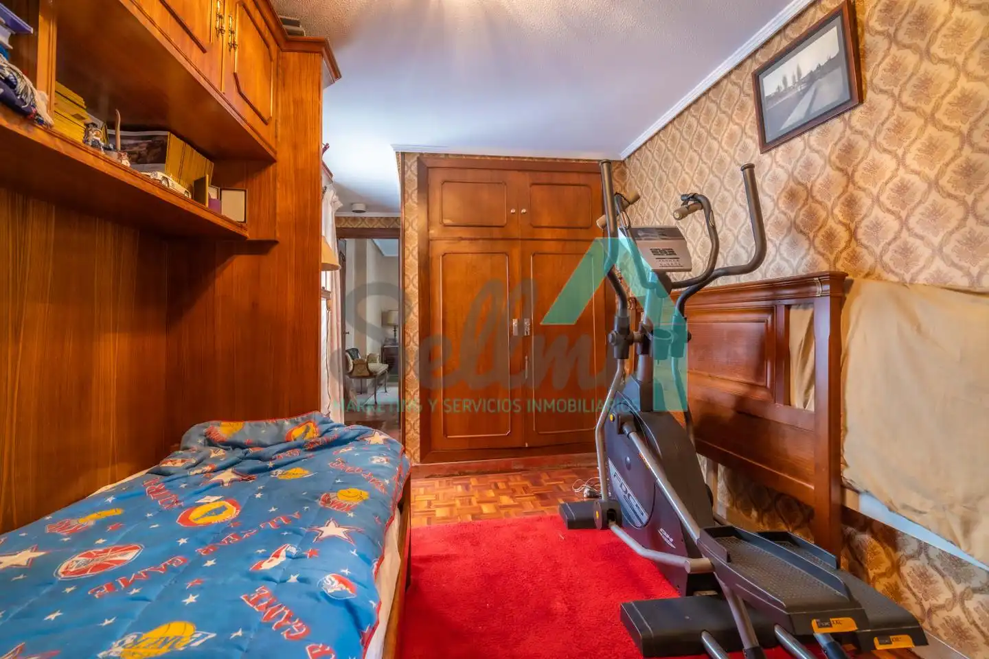 Dormitori de Pis en venda en Oviedo  amb Calefacció, Parquet i Terrassa