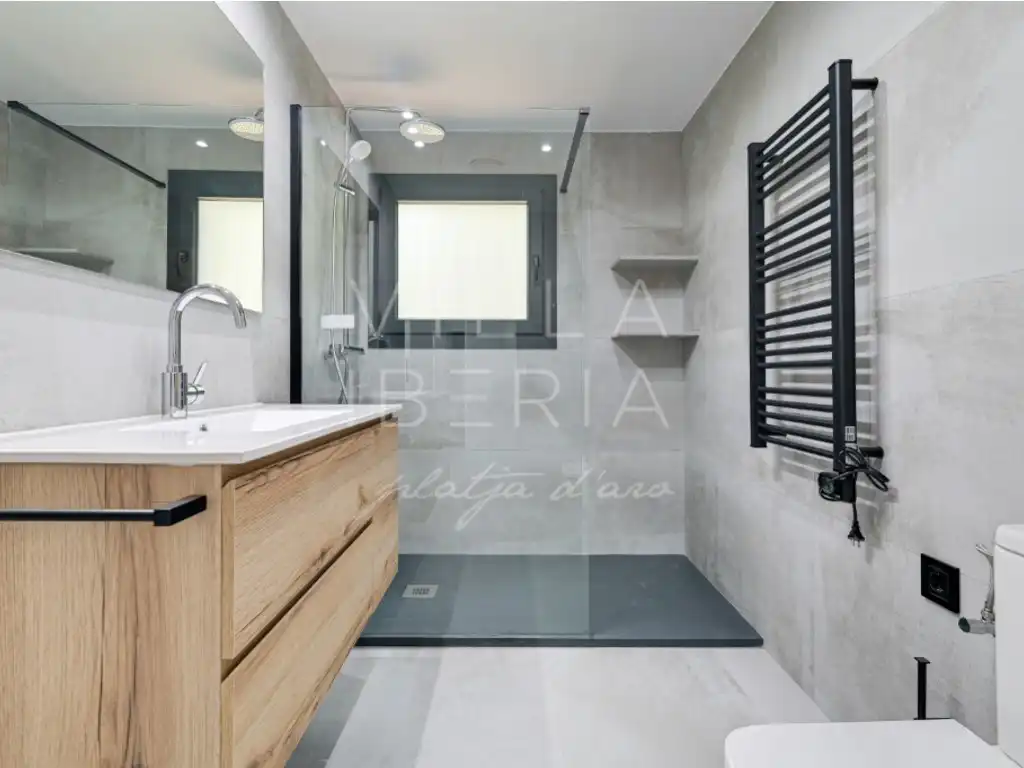 Bathroom of Houses for sale in Castell d'Aro, Platja d'Aro i s'Agaró  with Swimming Pool