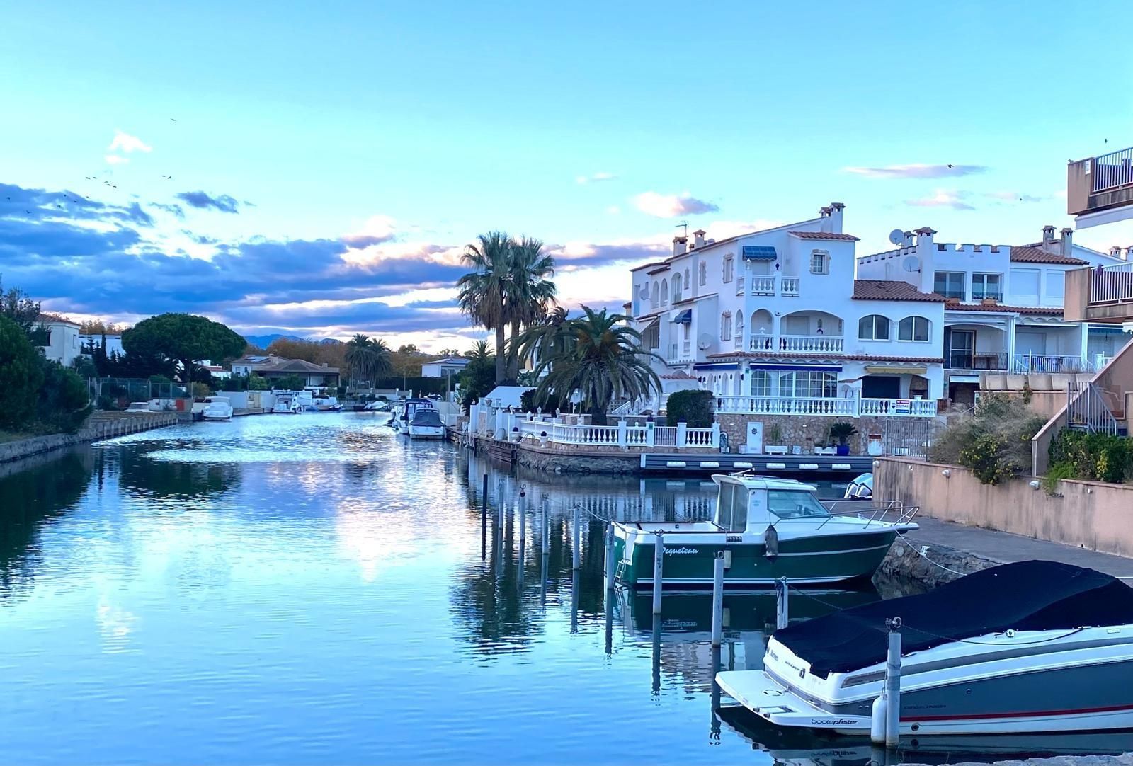 Vista exterior de Apartament en venda en Empuriabrava amb Terrassa i Balcó