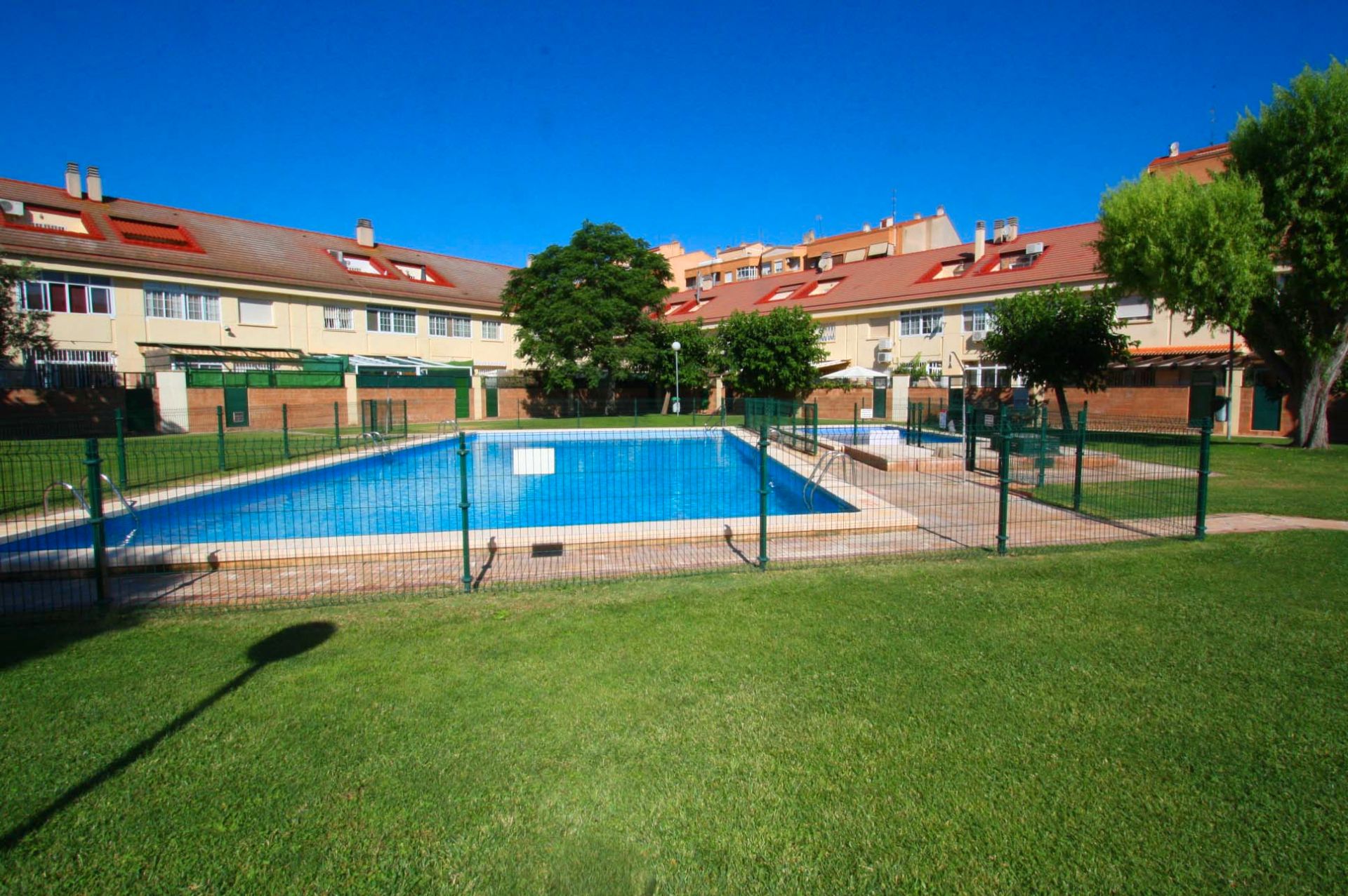 Piscina de Casa adosada en venda en  Albacete Capital amb Aire condicionat, Calefacció i Parquet