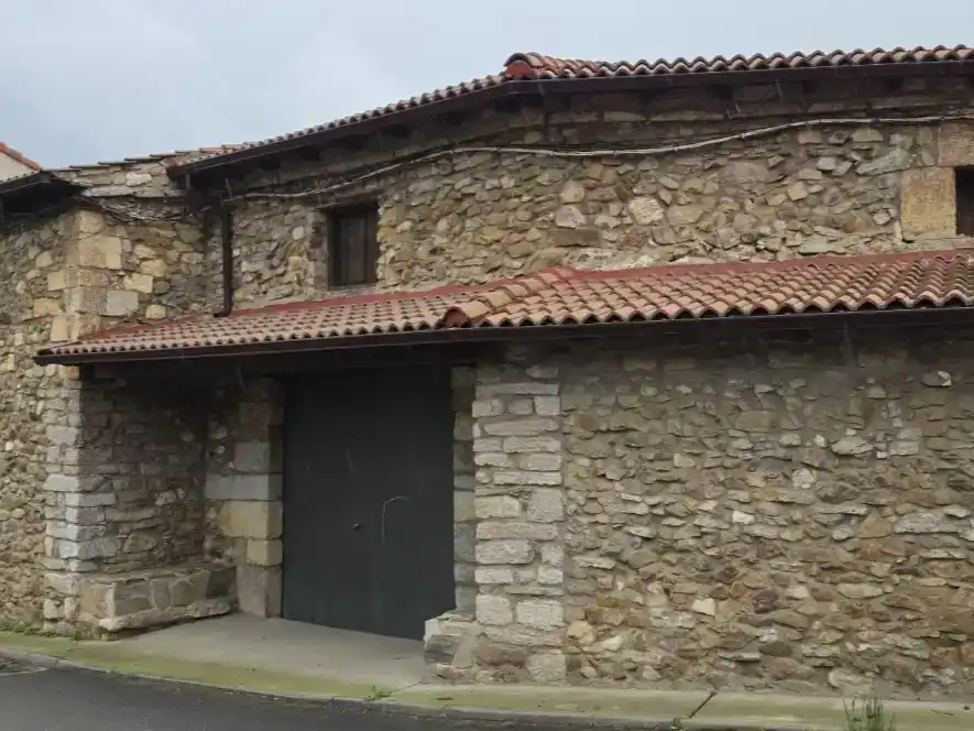 Vista exterior de Finca rústica en venda en La Robla  amb Parquet