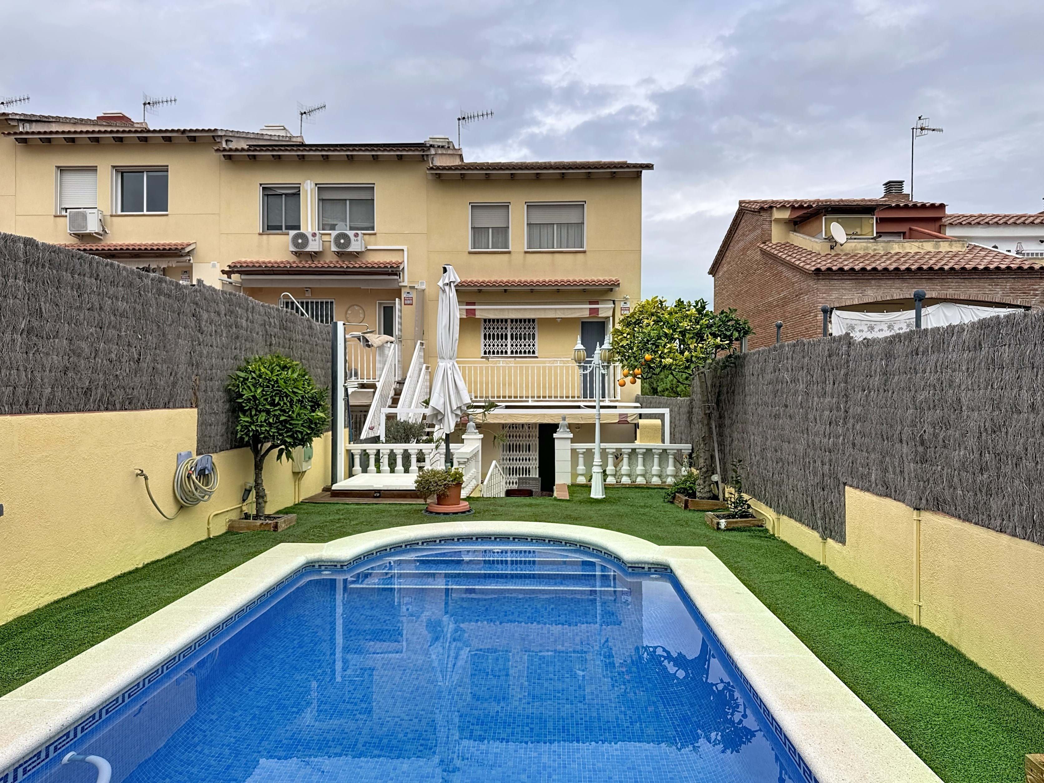 Piscina de Casa adosada en venda en Calafell amb Calefacció, Terrassa i Piscina