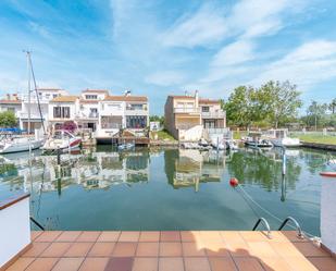 Vista exterior de Casa o xalet en venda en Empuriabrava amb Aire condicionat i Terrassa