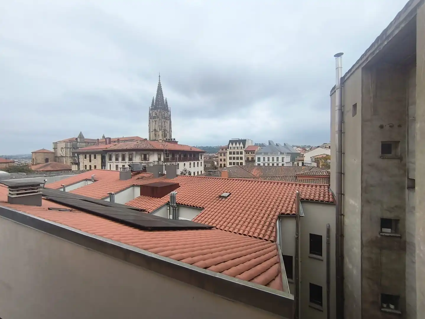 Vista exterior de Piso en venta en Oviedo  con Calefacción, Parquet y Amueblado