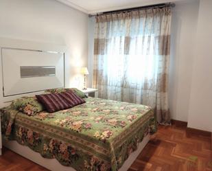 Bedroom of Flat to rent in Oviedo   with Heating, Parquet flooring and Furnished