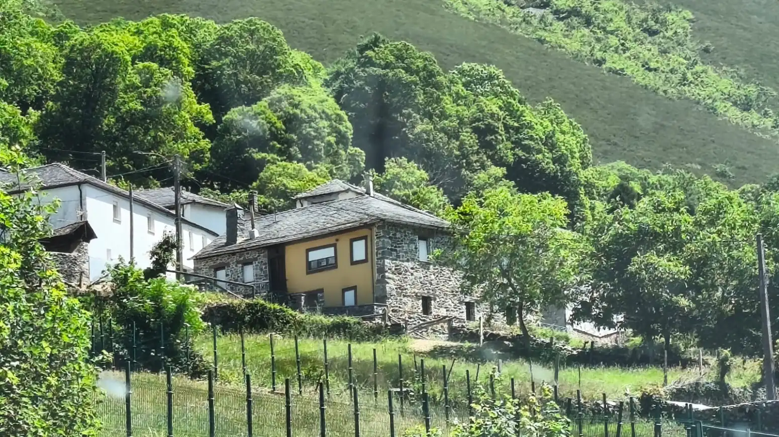 Vista exterior de Casa o xalet en venda en Degaña amb Traster