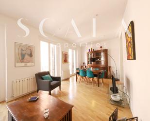 Living room of Flat to rent in  Madrid Capital  with Air Conditioner, Heating and Parquet flooring