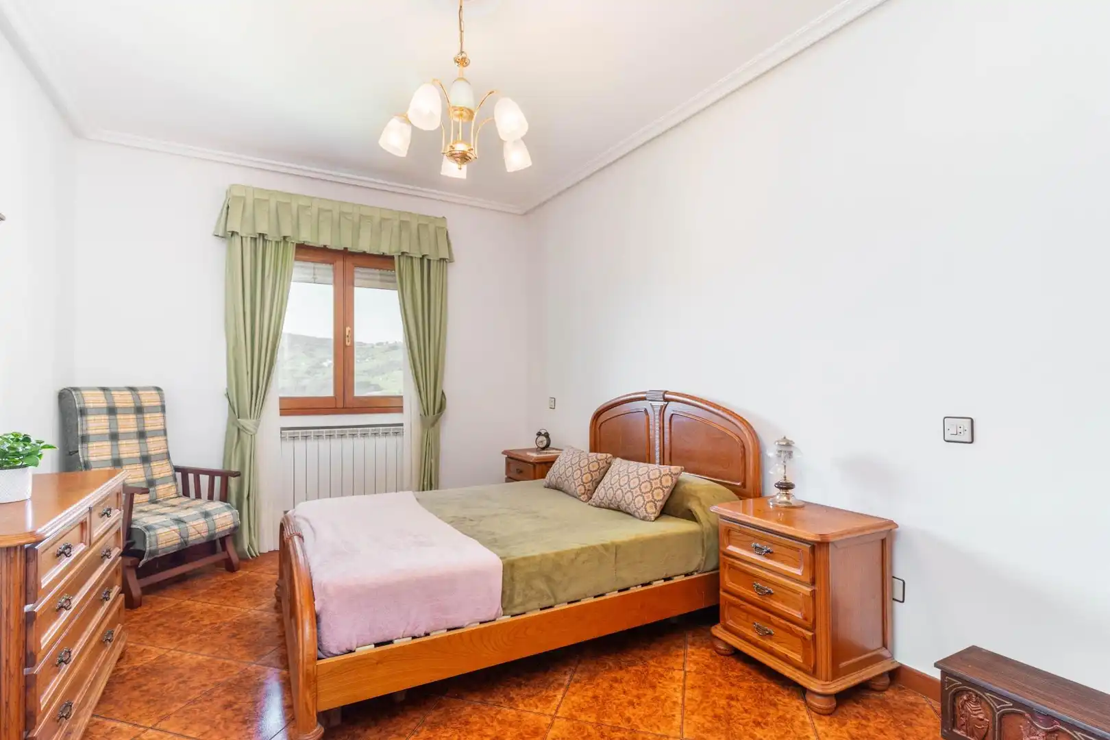 Dormitori de Casa o xalet en venda en Cangas del Narcea amb Calefacció, Terrassa i Moblat