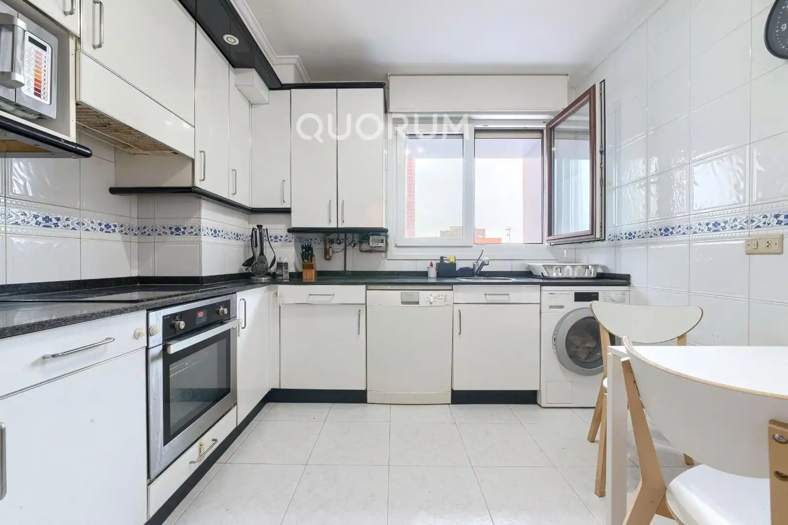 Cocina de Piso en venta en Basauri  con Calefacción, Terraza y Balcón