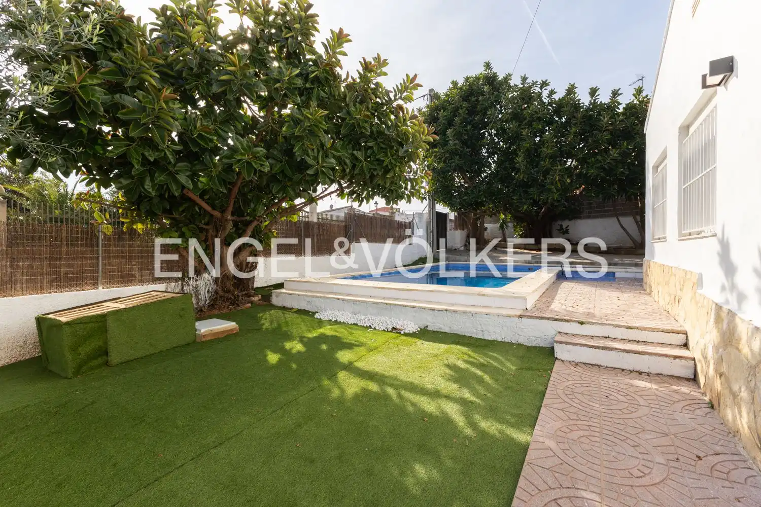 Vista exterior de Casa o xalet en venda en Bétera amb Aire condicionat, Calefacció i Jardí privat