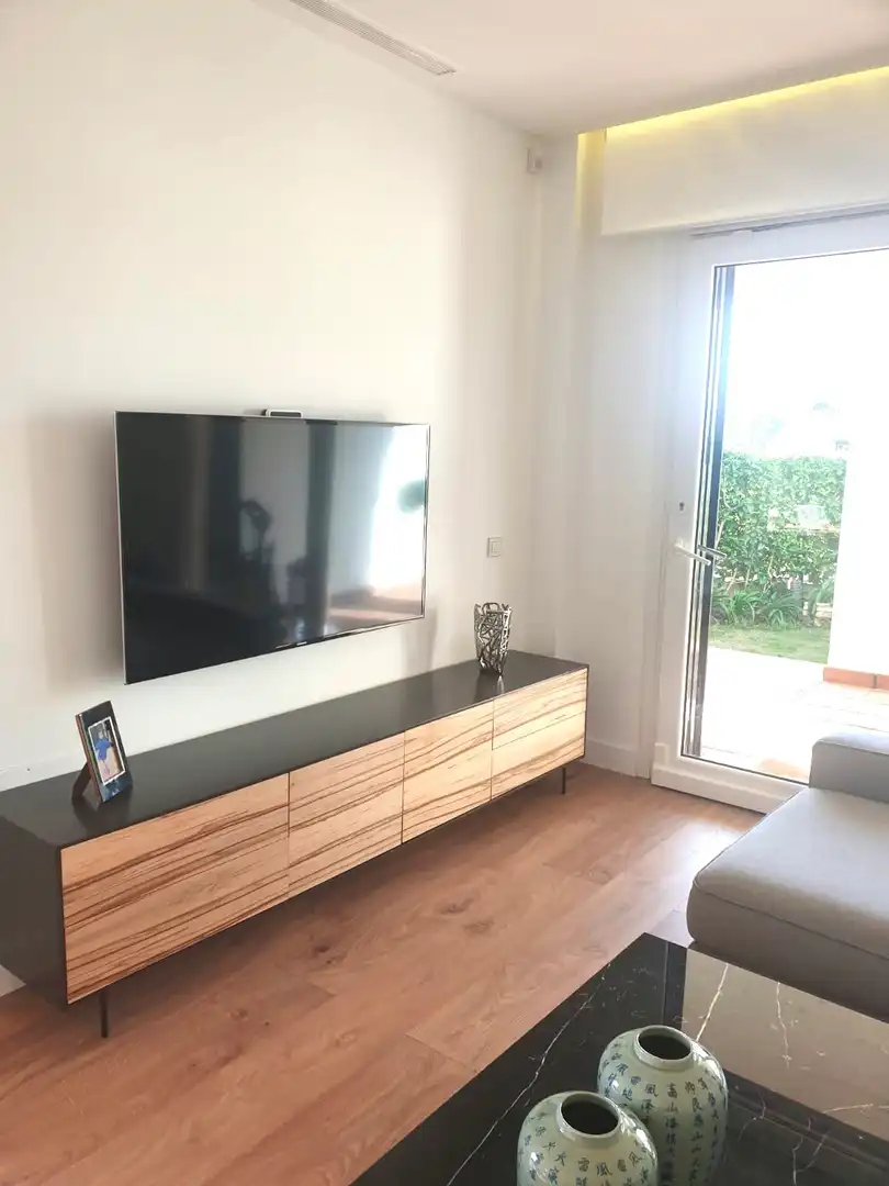 Sala d'estar de Casa adosada de lloguer en Sotogrande amb Aire condicionat, Jardí privat i Piscina
