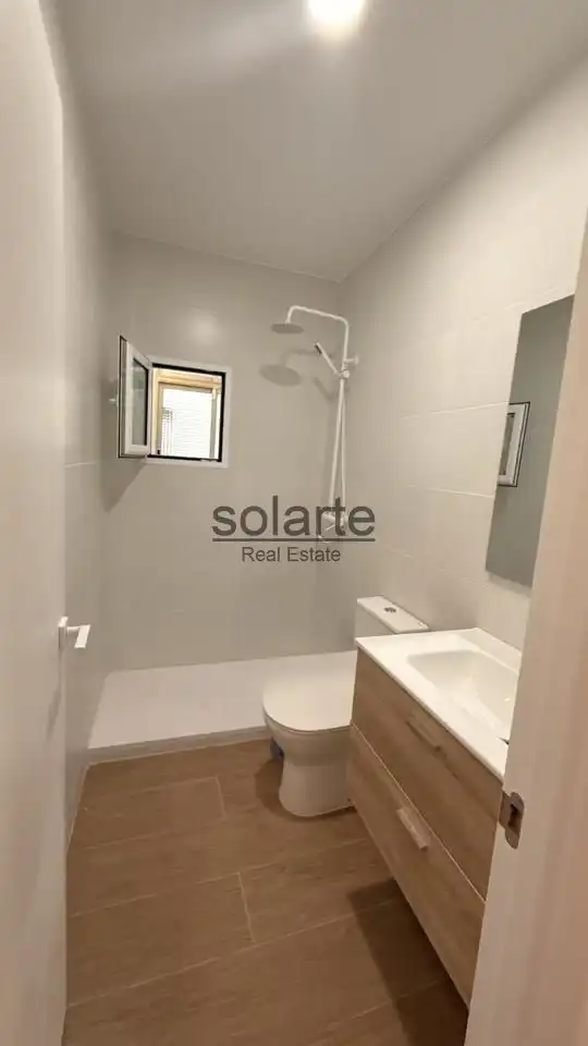 Bathroom of Flat for sale in Barcelona  with Air Conditioner and Parquet flooring
