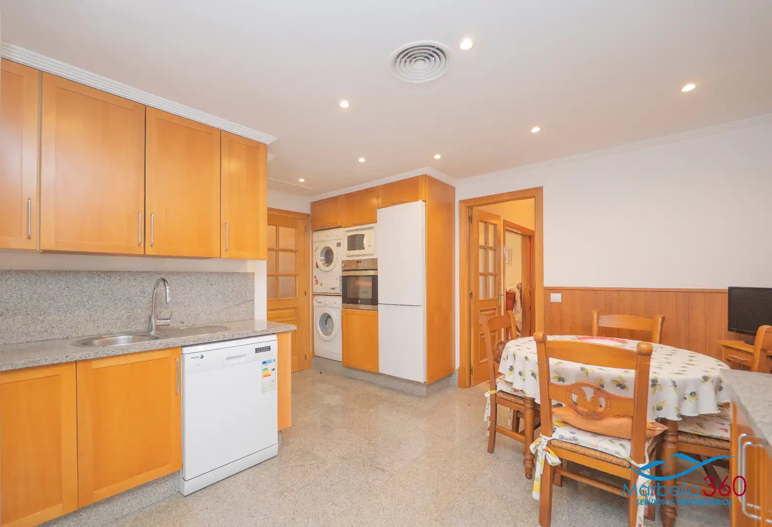 Cocina de Casa adosada en venta en Marbella con Aire acondicionado, Calefacción y Jardín privado