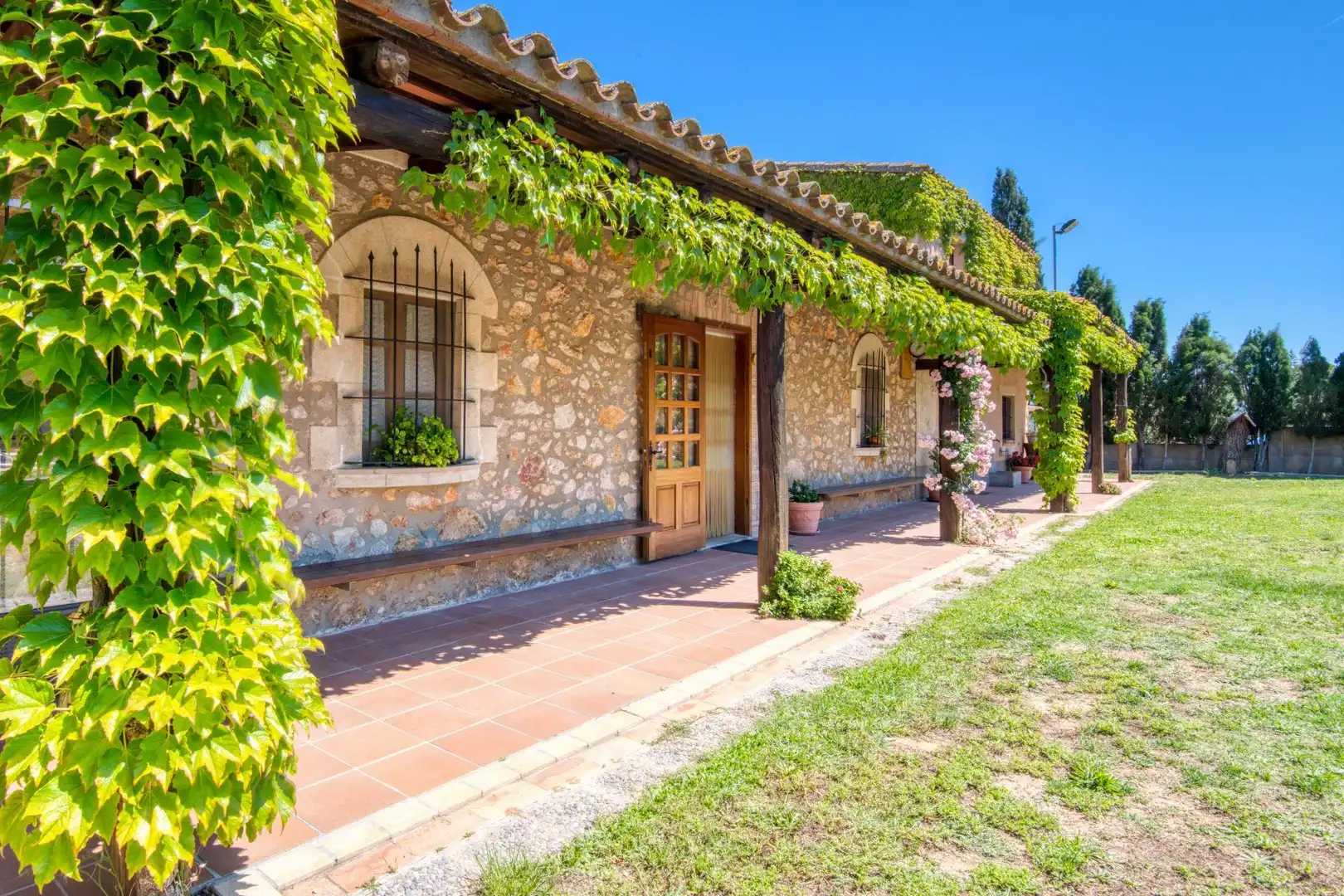 Außenansicht von Country house zum Verkauf in Albons mit Privatgarten, Terrasse und Schwimmbad